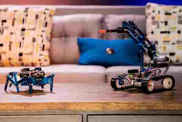 <h2>Bộ robot gi&aacute;o dục STEM 10 trong 1</h2>

<p>Tương th&iacute;ch với cả Arduino v&agrave; Raspberry Pi, Ultimate 2.0 l&agrave; robot ho&agrave;n hảo cho những người đam m&ecirc; robot, t&igrave;m hiểu về thiết kế cơ kh&iacute;, điện tử v&agrave; lập tr&igrave;nh.&nbsp;Bộ robot phi thường n&agrave;y c&oacute; thể được lắp r&aacute;p th&agrave;nh hơn 10 h&igrave;nh dạng&nbsp;kh&aacute;c nhau từ đ&oacute; ph&aacute;t huy&nbsp;sự s&aacute;ng tạo của bạn.&nbsp;Khả năng tương th&iacute;ch, ti&ecirc;u chuẩn h&oacute;a v&agrave; hệ thống h&oacute;a l&agrave;m cho bộ robot h&agrave;ng đầu n&agrave;y th&ocirc;ng minh hơn v&agrave; th&uacute; vị hơn bao giờ hết!</p>

<p style="text-align:center"><iframe frameborder="0" height="500" scrolling="no" src="https://www.youtube.com/embed/uaoaZ_hn9Ws" width="100%"></iframe></p>

<p>&nbsp;</p>

<h2>Thư viện linh kiện&nbsp;phong ph&uacute;</h2>

<p>Giải ph&oacute;ng tr&iacute; tưởng tượng của bạn với hơn 160 bộ phận kim loại v&agrave; hơn 80 loại m&ocirc;-đun điện tử bao gồm bộ điều khiển ch&iacute;nh MegaPi mạnh mẽ, 3 động cơ m&atilde; h&oacute;a, 1 c&aacute;nh tay robot, 4 động cơ DC, 3 cảm biến v&agrave; 1 m&ocirc;-đun Bluetooth.&nbsp;N&oacute; cũng đi k&egrave;m với một m&agrave;n trập v&agrave; gi&aacute; đỡ điện thoại&nbsp;<br />
<img alt="" src="https://www.makeblock.com/wp-content/uploads/2019/01/ultimate2.0_spare-parts-1.png" style="width:100%" /></p>

<h2>10 h&igrave;nh dạng kh&aacute;c nhau,&nbsp;truyền cảm hứng cho những ph&aacute;t minh s&aacute;ng tạo c&aacute; nh&acirc;n</h2>

<p>Ultimate 2.0 đi k&egrave;m với hướng dẫn lắp r&aacute;p cho 10 thiết kế kh&aacute;c nhau đ&oacute;ng vai tr&ograve; l&agrave; điểm khởi đầu cho s&aacute;ng tạo của ri&ecirc;ng bạn.&nbsp;Thay đổi thiết kế để ph&ugrave; hợp với &yacute; tưởng của ri&ecirc;ng bạn hoặc thực hiện thiết kế của ri&ecirc;ng bạn ho&agrave;n to&agrave;n từ Scratch!</p>

<p style="text-align:center"><img alt="" src="https://www.brainspice.com.au/media/catalog/product/cache/1/image/2000x/9df78eab33525d08d6e5fb8d27136e95/2/_/2.robotic_bartender__14456-500x500.jpg" style="width:18%" /><img alt="" src="https://images-na.ssl-images-amazon.com/images/I/612%2BYvXCcNL._SY355_.jpg" style="width:18%" /><img alt="" src="https://encrypted-tbn0.gstatic.com/images?q=tbn:ANd9GcSAW8vihg6PYy0dam4JImTaURuB9bszXZ7tCIPzwXbRKGQXWfTQ" style="width:18%" /><img alt="" src="https://encrypted-tbn0.gstatic.com/images?q=tbn:ANd9GcS45X2rPZAKyAD7HSaILRFenPEGIWgfeQYlgPS_vgKHdOUqiNfU" style="width:18%" /><img alt="" src="http://3-industry.com/cart/image/cache/data/makebiock/100/4.Self_Balancing_Robot__02808.1460704346.1280.1280-800x800.jpg" style="width:18%" /></p>

<table align="center" border="0" cellpadding="1" cellspacing="1" style="width:95%">
	<tbody>
		<tr>
			<td style="text-align:center">&nbsp; &nbsp; Robotic Bartender</td>
			<td style="text-align:center">&nbsp; Robotic Arm Tank</td>
			<td style="text-align:center">&nbsp; &nbsp;Camera Dolly&nbsp; &nbsp; &nbsp;</td>
			<td style="text-align:center">&nbsp; &nbsp; &nbsp;3D Capture A</td>
			<td style="text-align:center">Self-Balancing Robot</td>
		</tr>
	</tbody>
</table>

<div style="text-align:center">&nbsp;</div>

<p style="text-align:center"><img alt="" src="https://images.frys.com/art/product/300x300/9077777.03.prod.jpg" style="width:18%" /><img alt="" src="https://logicsacademy.com/wp-content/uploads/2017/01/8.Rolling_Tank1__96067-800x800.jpg" style="width:18%" /><img alt="" src="https://encrypted-tbn0.gstatic.com/images?q=tbn:ANd9GcRj5BD1ndVKogFrSUd2bB5QRzGnQlG5rkpMXK_3nheHHM7HQqPD" style="width:18%" /><img alt="" src="https://images.frys.com/art/product/300x300/9077777.05.prod.jpg" style="width:18%" /><img alt="" src="http://cdnlab.makeblock.com/FliTJtjdKBndF473OIi0hUsi3LUl?imageMogr2/thumbnail/765x/gravity/Center" style="width:18%" /><br />
&nbsp;</p>

<table align="center" border="0" cellpadding="1" cellspacing="1" style="width:90%">
	<tbody>
		<tr>
			<td style="text-align:center">&nbsp;Catapult Ram</td>
			<td style="text-align:center">Rolling Tank</td>
			<td style="text-align:center">&nbsp; Detecting Robot</td>
			<td style="text-align:center">&nbsp; Robot Ant</td>
			<td style="text-align:center">3D Capture B</td>
		</tr>
	</tbody>
</table>

<div style="text-align:center">&nbsp;</div>

<h2>Tương th&iacute;ch với cả Arduino &amp; Raspberry Pi</h2>
<img alt="" src="https://www.makeblock.com/wp-content/uploads/2019/02/ultimate2.0_main-control-panel_EN.png" style="width:100%" />
<p>Với khả năng điều khiển động cơ mạnh mẽ v&agrave; dễ sử dụng, MegaPi l&agrave; một bảng vi điều khiển dựa tr&ecirc;n ATmega2560 c&oacute; thể nhanh ch&oacute;ng điều khiển v&agrave; kết hợp c&aacute;c loại động cơ kh&aacute;c nhau.&nbsp;N&oacute; c&oacute; khả năng điều khiển đồng thời l&ecirc;n đến 10 servo, 8 động cơ DC / 4 động cơ bước v&agrave; c&oacute; d&ograve;ng điện đầu ra tối đa l&agrave; 10A.&nbsp;Cho d&ugrave; bạn l&agrave; người y&ecirc;u th&iacute;ch Arduino hay Raspberry Pi, MegaPi đều c&oacute; thể sử dụng.</p>

<h2>Lập tr&igrave;nh cho mọi lứa tuổi, mọi tr&igrave;nh độ</h2>

<p>Ultimate 2.0 hỗ trợ lập tr&igrave;nh Python (bằng c&aacute;ch kết hợp với Raspberry Pi), lập tr&igrave;nh Arduino IDE, lập tr&igrave;nh đồ họa v&agrave; Node JS.&nbsp;Đối với người mới bắt đầu, bạn c&oacute; thể lập tr&igrave;nh cho robot với&nbsp;APP được thiết kế đặc biệt, cho ph&eacute;p bạn điều khiển robot bằng c&aacute;ch k&eacute;o v&agrave; thả c&aacute;c khối.&nbsp;&nbsp;</p>

<h2><br />
Dễ d&agrave;ng chuyển đổi từ lập tr&igrave;nh đồ họa sang lập tr&igrave;nh Python - Gi&uacute;p bạn l&agrave;m quen với nhiều ng&ocirc;n ngữ lập tr&igrave;nh hơn nữa</h2>

<p>Kết hợp với phần mềm lập tr&igrave;nh k&eacute;o thả - Makeblock App v&agrave; mBlock 3, Ultimate 2.0 cho ph&eacute;p bạn chỉ cần k&eacute;o v&agrave; thả c&aacute;c khối chức năng để lập tr&igrave;nh từng bước lệnh, gi&uacute;p trải nghiệm lập tr&igrave;nh trở n&ecirc;n r&otilde; r&agrave;ng v&agrave; th&uacute; vị. Ultimate 2.0 cũng tương th&iacute;ch với Arduino v&agrave; c&oacute; thể được kết nối với Raspberry Pi, nghĩa l&agrave; bạn c&oacute; thể x&acirc;y dựng c&aacute;c dự &aacute;n th&uacute; vị hơn, bằng c&aacute;c ng&ocirc;n ngữ lập tr&igrave;nh kh&aacute;c nhau v&agrave; đạt được những robot mạnh mẽ hơn nữa.<img alt="" src="https://store.makeblock.com/catalog/view/theme/makeblock/images/mbot/software-mac.png" style="height:235px; width:402px" /></p>

<p style="text-align:center"><img alt="" src="https://lh3.googleusercontent.com/NI68LAHAT-MbUplCiEnASgxBiNIXZBdAhL-iIwmJfsfnmSusVpOXVkfQ81C9kOnSVHjV=w720-h310" style="width:60%" /></p>

<p>Chuyển từ lập tr&igrave;nh k&eacute;o thả sang lập tr&igrave;nh truyền thống bằng viết d&ograve;ng lệnh văn bản th&ocirc;ng qua mBlock 3.</p>

<h2>C&aacute;c bộ phận tạo th&agrave;nh từ hợp kim nh&ocirc;m c&ocirc;ng nghiệp - An to&agrave;n, bền v&agrave; dễ sử dụng</h2>

<p>Hầu hết c&aacute;c bộ phận của Ultimate 2.0 được l&agrave;m bằng hợp kim nh&ocirc;m c&oacute; độ bền cao. Điều n&agrave;y l&agrave;m cho vật liệu nhẹ v&agrave; bền chắc. Qu&aacute; tr&igrave;nh nhuộm anodizing cũng th&acirc;n thiện với m&ocirc;i trường v&agrave; kh&ocirc;ng độc hại. Ultimate 2.0 c&oacute; giao diện được ti&ecirc;u chuẩn h&oacute;a tương th&iacute;ch với c&aacute;c linh kiện lắp r&aacute;p kh&aacute;c trong bộ linh kiện của Makeblock v&agrave; c&aacute;c bộ phận ti&ecirc;u chuẩn trong c&ocirc;ng nghiệp, c&oacute; nghĩa l&agrave; bạn c&oacute; thể sử dụng n&oacute; để x&acirc;y dựng c&aacute;c dự &aacute;n b&aacute;n c&ocirc;ng nghiệp.</p>

<h2>Th&agrave;nh phần</h2>
&nbsp;

<table align="center" border="1" cellpadding="10" cellspacing="1" class="table-responsive">
	<tbody>
		<tr>
			<td>Beam0824-016 &times; 4</td>
			<td>Plastic Timing Pulley 90T &times; 6</td>
			<td>Screw M4&times;22&nbsp;&times; 4</td>
		</tr>
		<tr>
			<td>Beam0824-064 &times; 3</td>
			<td>Plastic Gear 56T &times; 2</td>
			<td>Nut M4 &times; 47</td>
		</tr>
		<tr>
			<td>Beam0824-032 &times; 5</td>
			<td>Plastic Gear 8T &times; 3</td>
			<td>Screw M4&times;30 &times; 4</td>
		</tr>
		<tr>
			<td>Slide Beam0824-176 &times; 1</td>
			<td>360&deg;Mobile Phone Bracket &times; 1</td>
			<td>25mm DC Encoder Motor 9V/86RPM &times; 1</td>
		</tr>
		<tr>
			<td>Beam0824-128 &times; 2</td>
			<td>Plastic Gear 72T &times; 2</td>
			<td>Nylon Lock Nut M4 &times; 10</td>
		</tr>
		<tr>
			<td>Slide Beam0824-192 &times; 2</td>
			<td>Track 80&times;139mm &times; 2</td>
			<td>25mm DC Encoder Motor 9V/185RPM &times; 2</td>
		</tr>
		<tr>
			<td>Beam0808-024 &times; 2</td>
			<td>Shaft Collar 4mm &times; 12</td>
			<td>MegaPi &times; 1</td>
		</tr>
		<tr>
			<td>Plate0324-088 &times; 3</td>
			<td>Flange Copper Sleeve 4&times;8&times;4mm &times; 12</td>
			<td>25mm DC Encoder Motor Cable &times; 3</td>
		</tr>
		<tr>
			<td>Plate0324-056 &times; 2</td>
			<td>Makeblock Robot Gripper &times; 1</td>
			<td>Battery Holder 6AA &times; 1</td>
		</tr>
		<tr>
			<td>Beam0412-076 &times; 4</td>
			<td>Threaded Shaft 4&times;39mm &times; 6</td>
			<td>MegaPi Encoder/DC Motor Driver &times; 4</td>
		</tr>
		<tr>
			<td>Beam0412-092 &times; 4</td>
			<td>4mm D shaft 50mm &times; 2</td>
			<td>MegaPi Shield for RJ25 &times; 1</td>
		</tr>
		<tr>
			<td>Beam0412-140 &times; 4</td>
			<td>Shaft D4&times;88mm &times; 2</td>
			<td>Bluetooth Module &times; 1</td>
		</tr>
		<tr>
			<td>Beam0412-188 &times; 6</td>
			<td>4mm D shaft 160mm &times; 1</td>
			<td>Me Ultrasonic Sensor &times; 1</td>
		</tr>
		<tr>
			<td>Beam0412-220 &times; 2</td>
			<td>Brass Stud M4&times;16 &times; 4</td>
			<td>Me Line Follower &times; 1</td>
		</tr>
		<tr>
			<td>Bracket P3 &times; 2</td>
			<td>Plastic Ring 4&times;7&times;2 &times; 4</td>
			<td>Me Shutter &times; 1</td>
		</tr>
		<tr>
			<td>25mm DC Motor Bracket &times; 3</td>
			<td>Plastic Ring 4&times;7&times;3 &times; 8</td>
			<td>Me 3-Axis Accelerometer and Gyro Sensor &times; 1</td>
		</tr>
		<tr>
			<td>Bracket 3&times;3 &times; 4</td>
			<td>Plastic Ring 4&times;7&times;10 &times; 2</td>
			<td>Me Adapter &times; 1</td>
		</tr>
		<tr>
			<td>Plate 3&times;6 &times; 2</td>
			<td>Plastic Rivet 4060 &times; 20</td>
			<td>USB Cable B-1.3m &times; 1</td>
		</tr>
		<tr>
			<td>Plate 7&times;9-B &times; 1</td>
			<td>Plastic Rivet 4100 &times; 20</td>
			<td>6P6C RJ25 Cable-20cm &times; 2</td>
		</tr>
		<tr>
			<td>Shaft Connector 4mm &times; 6</td>
			<td>Plastic Rivet 4120 &times; 20</td>
			<td>6P6C RJ25 Cable-35cm &times; 1</td>
		</tr>
		<tr>
			<td>Stiffener1616-08-M4 &times; 4</td>
			<td>Headless Set Screw M3&times;5 &times; 12</td>
			<td>Rubber Bank &times; 10</td>
		</tr>
		<tr>
			<td>Plane Bearing Turntable D34&times;24mm &times; 1</td>
			<td>Headless Set Screw M3&times;8 &times; 8</td>
			<td>Nylon Cable Tie 1.9&times;100 &times; 10</td>
		</tr>
		<tr>
			<td>Quick Release Plate &times; 1</td>
			<td>Countersunk Screw M3&times;8 &times; 6</td>
			<td>Cross&amp;2.5mm HEX Screwdriver &times; 1</td>
		</tr>
		<tr>
			<td>25mm Motor Bracket-72T &times; 2</td>
			<td>Countersunk Screw M3&times;10 &times; 4</td>
			<td>Small Four-way Socket Wrench &times; 1</td>
		</tr>
		<tr>
			<td>MegaPi Acrylic Bracket &times; 2</td>
			<td>Screw M4&times;8 &times; 50</td>
			<td>Wrench 5mm&amp;7mm &times; 1</td>
		</tr>
		<tr>
			<td>Rubber Blanket &times; 4</td>
			<td>Screw M4&times;14 &times; 46</td>
			<td>HEX Key 1.5mm &times; 1</td>
		</tr>
		<tr>
			<td>Tire 90T B &times; 4</td>
			<td>Screw M4&times;16 &times; 10</td>
			<td>&nbsp;</td>
		</tr>
	</tbody>
</table>
